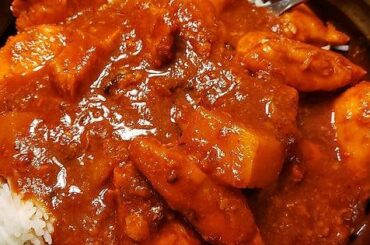 From a new local Indian restaurant. Chicken Vindaloo, Garlic Naan, Bullet Naan, and Carrot Halwa. Delicious and spicy!