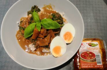 Duck Panang with a new paste. I had a green curry the other night from same manufacturer and they're both pretty hot without even adding chillis.