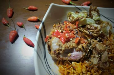 Made an Indonesian trend dish called indomie ayam geprek (literally means indomie with crushed chicken) but i used the 2x spicy chicken ramen instead of indomie