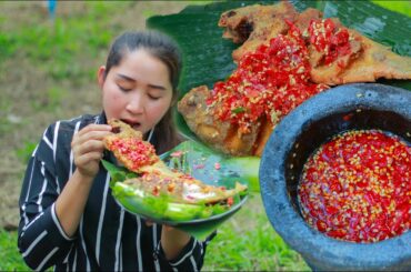 Amazing crispy fish frying eating chili sauce recipe