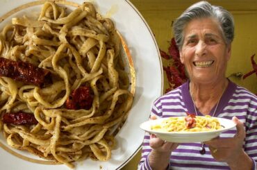 Enjoy Maria's garlic, chili pepper & olive oil dressed 'sthridhlja' pasta! | Pasta Grannies