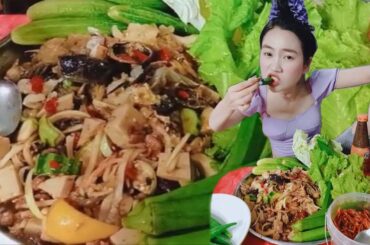 Eating Tasty Papaya Salad With Shrimp, Crab, Hen Hands And Chili Recipe #02