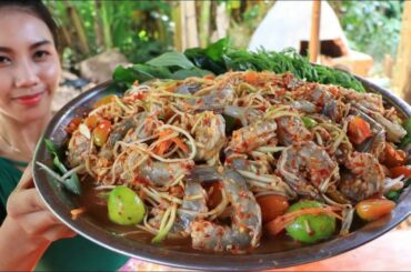 Tasty shrimp salad with papaya and chili recipe