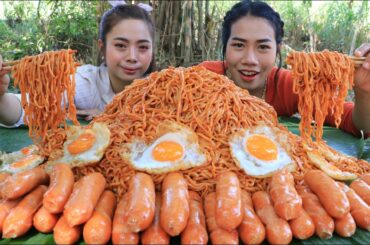 Amazing cooking noodle chili with hot dog