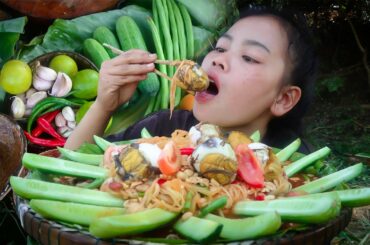 Yummy cooking baby egg ducks  with papaya and chili recipe - Eating Delicious in the forest