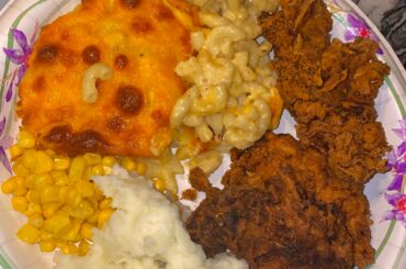 Spicy Fried Chicken with mac and cheese!