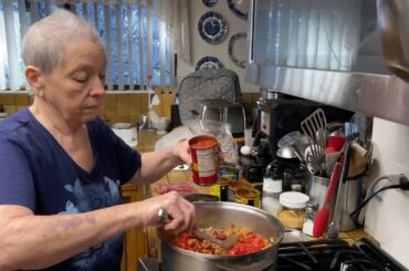 Moms pretend cooking show- chili recipe