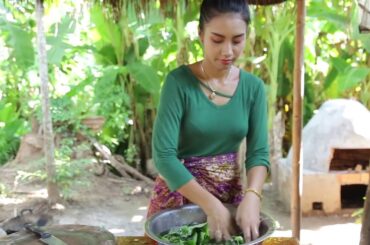 Tasty shrimp salad with papaya and chili recipe