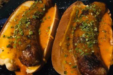 Hot sausage and melted cheddar with cayenne seasoning on the buns and buffalo sauce with some chives, had a great kick!
