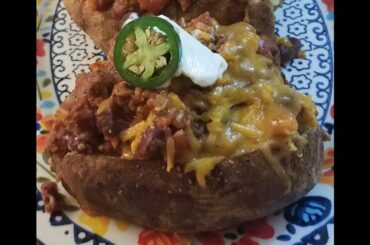 Baked potato's stuffed with a beef chili