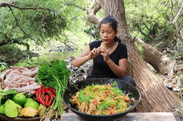 Survival cooking in the rainforest: Cooking  Chicken legs Spicy chili for Lunch ideas
