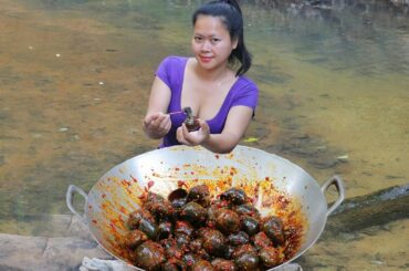 Cooking  Spicy Fried Snails with Chili Recipe for eating in Jungle