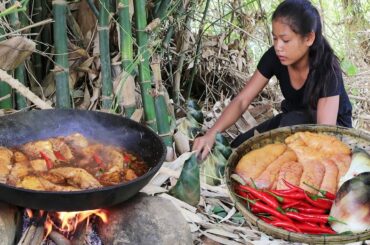 Survival in the rainforest: Cooking Egg fish Chili delicious with Bamboo shoot for Lunch ideas