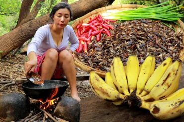 Cooking in forest-Fried Crickets spicy chili for lunch eating delicious