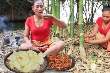 Amazing Cooking Bamboo shoot with Hot Fish paste Chili Recipe - Primitive Life Cooking Official