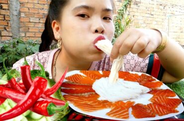 Delicious Food   Salmon Fish with Papaya Salad Recipe - Salmon Fish Hot Chili Tomato Salad Recipe