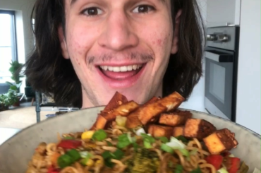 Easy Sriracha Noodles Wok - 30 seconds! - recipe video