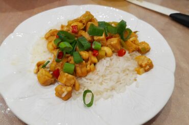 Was inspired by u/Skarlet_Starlet and his homemade spicy chicken cashew that looked amazing . I give you my vegeterian version, the spicy tempeh cashew.