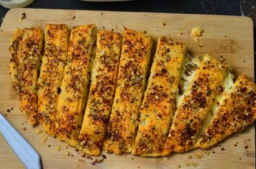 Dominos Garlic Bread Recipe | Cheesy Chilli Garlic Bread Recipe | Garlic breadsticks | Snacks Recipe