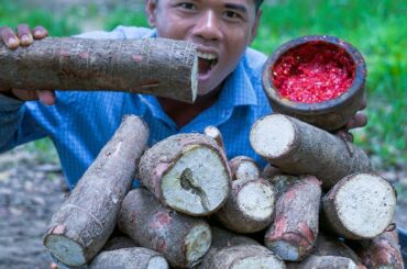 Wow! THE BLACK MEN Eating Raw Cassava with Spicy Chilli Recipe in Village - Lifestyle Cooking Foods