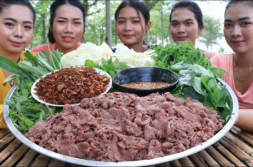 Beef salad with garlic crispy and chili sauce recipe - Cooking skill