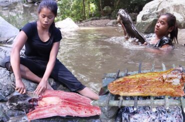 Catch big catfish 5kg by hand for food - Cooking big catfish Spice chili Eating delicious in jungle