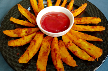 Cafe Style Crispy Spicy Garlic Potato Wedges - Recipe in comment