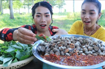 Cooking and eating Cockle with chili sauce and vegetable recipe