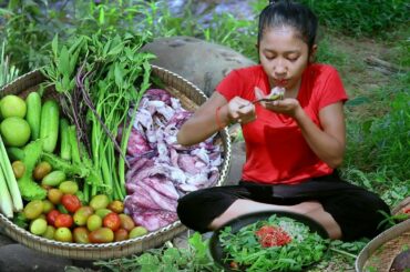 survival skills: Yummy squid hot spicy delicious - Making squid hot chili tasty for Lunch