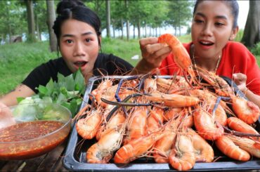 Wow amazing cooking shrimp boiled with chili sauce recipe and eating - Amazing video