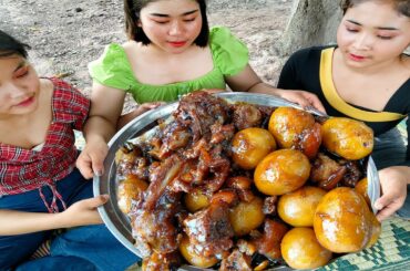 Cooking pork leg curry with cabbage salad with chili recipe   Amazing cooking-1