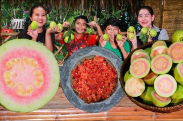 Pink guava spicy chili salt eating - Guava spicy eating - Fruit eating