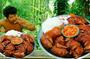 Survival In Bamboo Rainforest - Cooking Pig Feet Recipe Eating With Chili Sauce So Delicious.