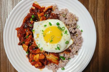 I Made Spicy Korean Chicken and Kimchi on Rice!
