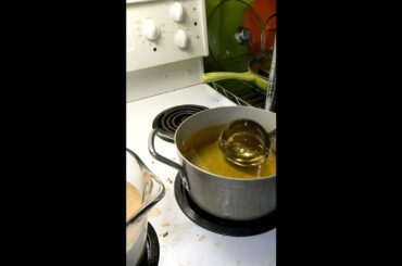 Making chili oil. Full recipe on my Instagram @porcheberry56