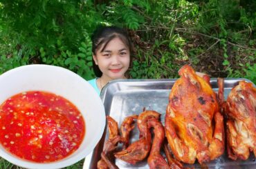 Make delicious fried chicken with chili sauce and vegetables in the field.
