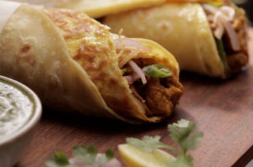 Street Style Chilli Chicken Egg Frankie | Easy Chicken Roll Recipe Video|Chicken Kathi Roll in Hindi