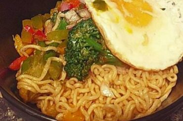 Made my usual Shin Ramyunwith with egg and vegetables