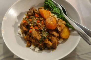 [I made] Spicy 4 1/2 hr slow cooked, Beef red curry.