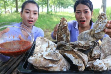 Yummy eating oysters with onion crispy and chili sauce recipe - Mukbang oysters