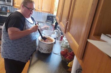 EASY SLOW COOKER CHILI //  Simply Delicious Chili Recipe  //   COOK WITH ME