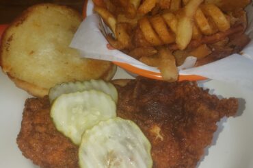 Coming from the East Coast, this is the best hot chicken I've found in Arizona. The Hot Chick in Scottsdale