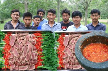 Cooking and eating beef with vegetable and chili sauce recipe - Cooking and eating