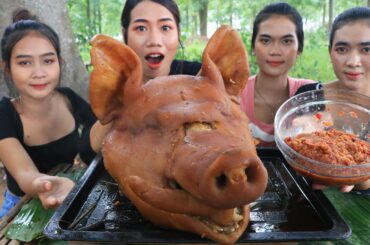 Cooking and eating head pork curry with chili sauce - Mukbang head pork