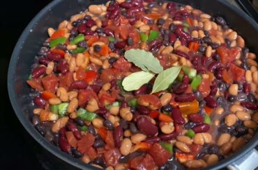 EASY VEGETARIAN CHILI RECIPE!! | VLOGTOBER DAY 10