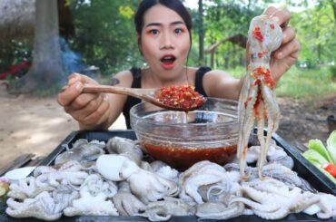 Mukbang octopus boiled with chili sauce - Eating and cooking octopus