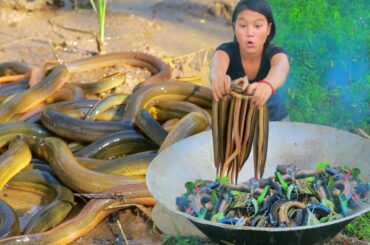 survival in forest - Found Eel and Papaya  - Cooking Eel  with chili / Tasty Cooking