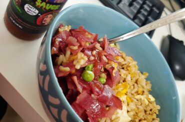 Spicy garlic fried rice with turkey bacon