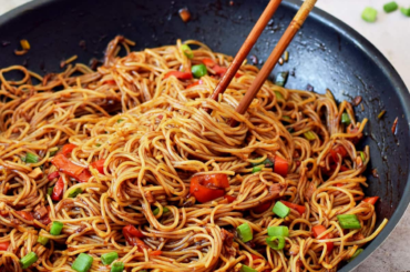 [Home made ] Spicy noodles | These spicy Sriracha noodles are a simple
