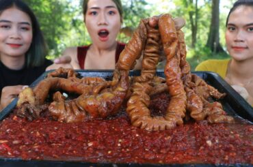 Cooking intestine pork curry with chili sauce recipe - Intestine pork cooking recipe